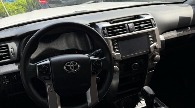Toyota 4 RUNNER SR5 2021